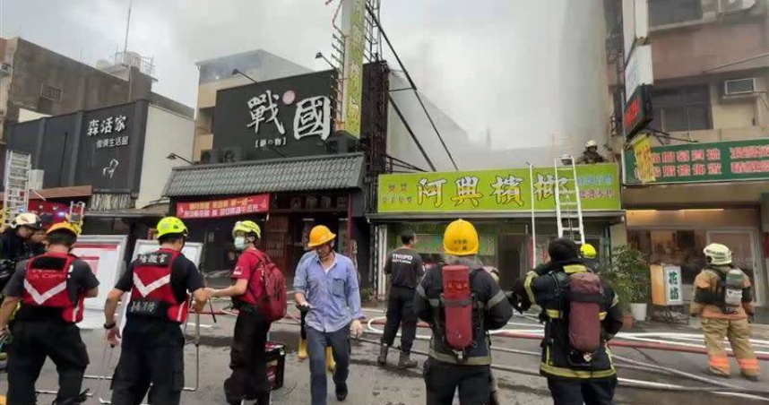 台南永康中山南路連鎖火鍋店2樓發生火警，濃濃黑煙從窗戶竄出，店內13人緊急疏散。（圖／翻攝畫面）