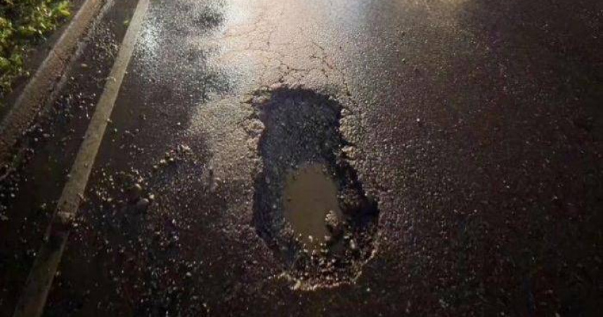 高雄德民路雨夜現「天坑陷阱」　4車連環爆胎市府急修將賠償