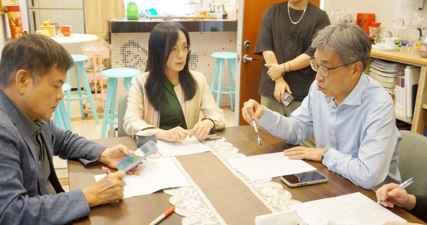 立委陳瑩、莊瑞雄昨（14）日邀集農業部長陳駿季，討論楊柳颱風受損農作與農業設施的補助事宜。（圖／陳瑩辦公室提供）