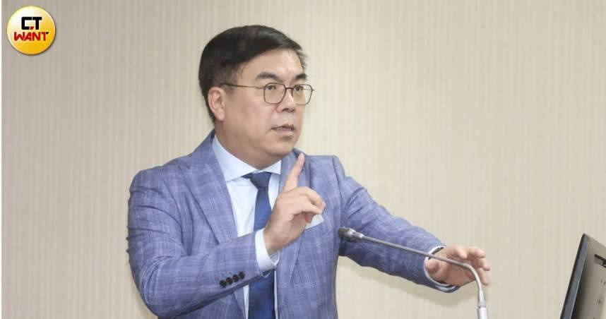 環境部長彭啟明回應內閣改組傳聞，強調不在乎是否下台，將持續全力守護台灣環境。（圖／劉耿豪攝）