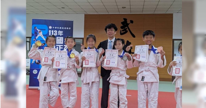 台北市9位柔道小將去年參加全國中正盃奪牌，豈料家長申請體育獎勵金卻遭北市教育局以非學校報名、非代表北市為由退件。教育局回應，為維持公平仍須依法辦理，但會請校方評估以其他方式獎勵學生。（圖／台北市議員曾獻瑩研究室提供）