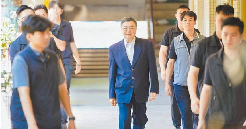 核三重啟公投與7位國民黨立委罷免案23日投開票，行政院長卓榮泰（中）至北市三民國中投票。（圖／報系資料照）