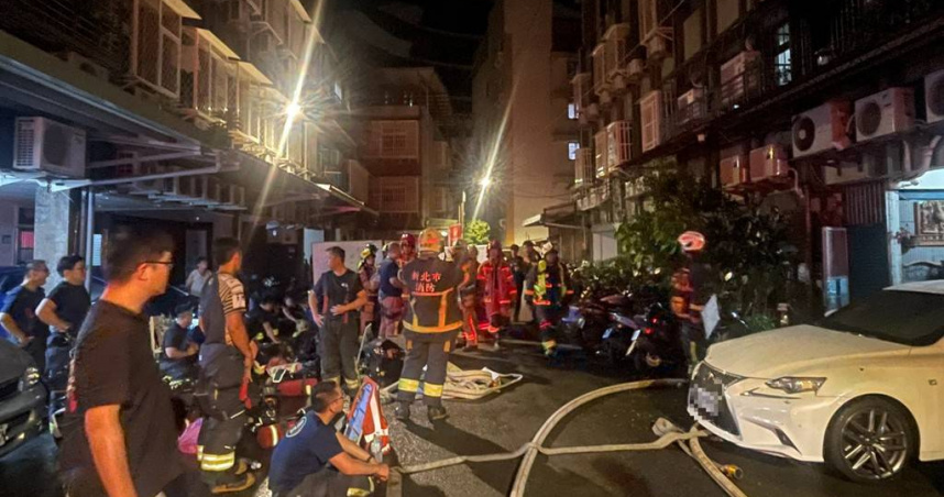 板橋區文化路一段巷弄內一處民宅，今清晨發生火警。（圖／翻攝畫面）