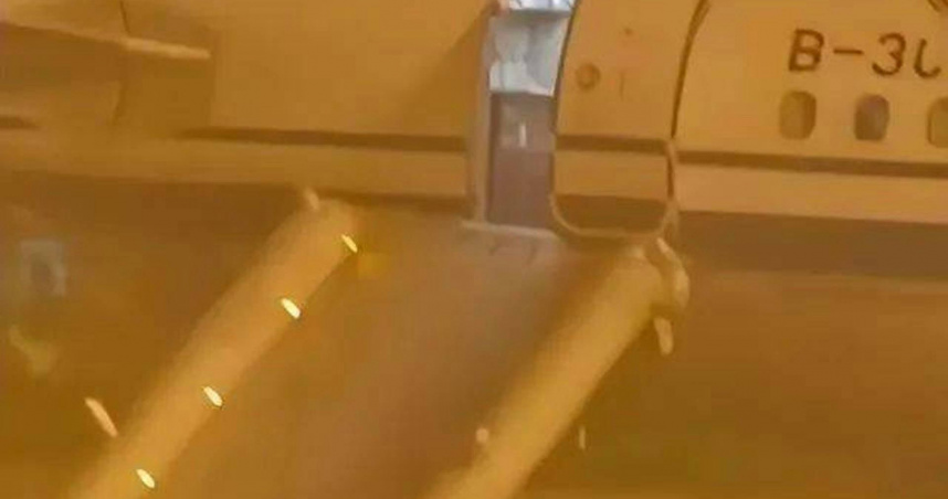張姓旅客首次搭機，誤將應急艙門當廁所門拉開，導致滑梯彈出。（圖／珠海網）