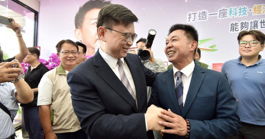 民進黨立委許智傑20日成立競選總部，立委賴瑞隆現身祝賀。（圖／民眾提供）