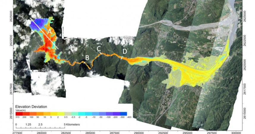 馬太鞍溪堰塞湖災害前後地形劇變，山體崩塌最大深度達403公尺。（圖／林保署提供）