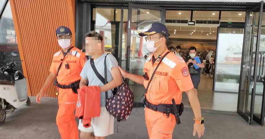 海巡署布袋商港安檢所中秋連假查核旅客身分，查獲2名通緝犯。（圖／翻攝畫面）