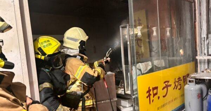 台南安平1家烤鴨店排煙管突起火。（圖 ／翻攝畫面）