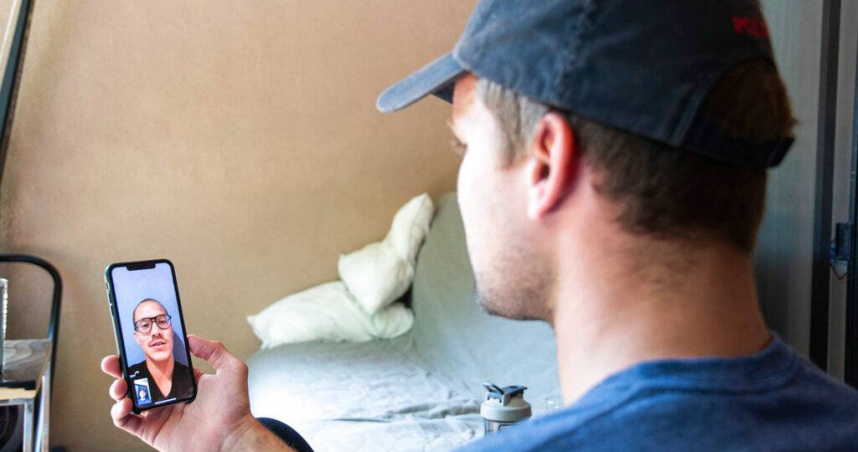 有網友質疑為何使用iPhone的人，不用內建的FaceTime進行視訊通話。（示意圖／達志／美聯社）