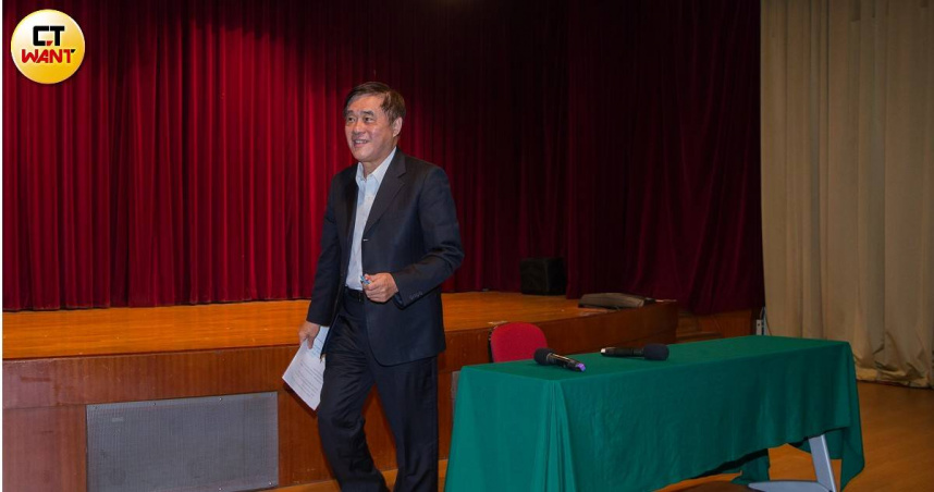 國民黨主席參選人郝龍斌今（14）日發表兩岸政策，主張上任後舉辦黨內「兩岸政策大辯論」，並推動在上海與北京設立國民黨辦事處等政見，期盼強化兩岸對話管道。（圖／黃威彬攝）