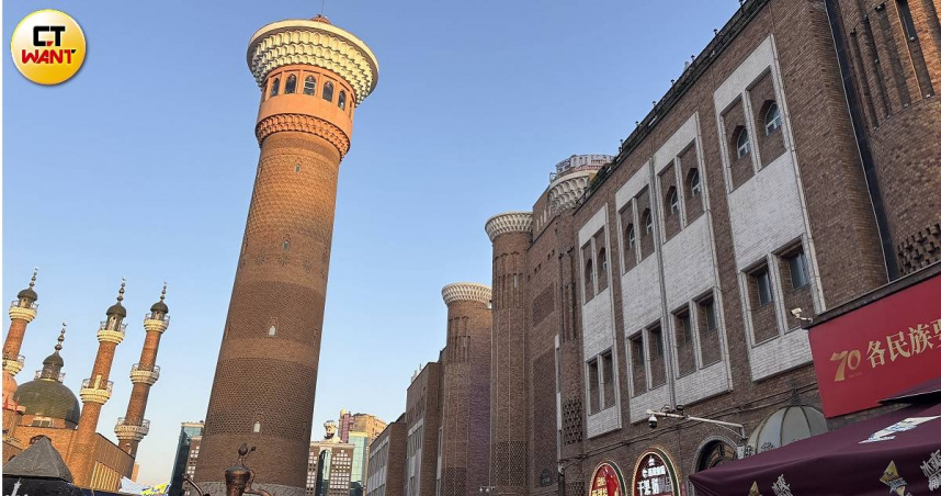 國際大巴札是世界規模最大的巴札，逾3,000商家匯集於此，每年遊客數超過200萬。（圖╱王若攝）