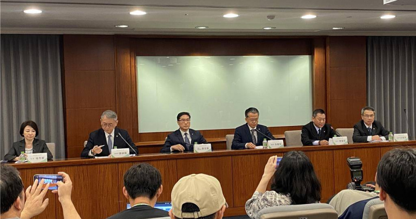 長榮航空日前舉行記者會說明空服員病逝事件。（圖／報系資料照）