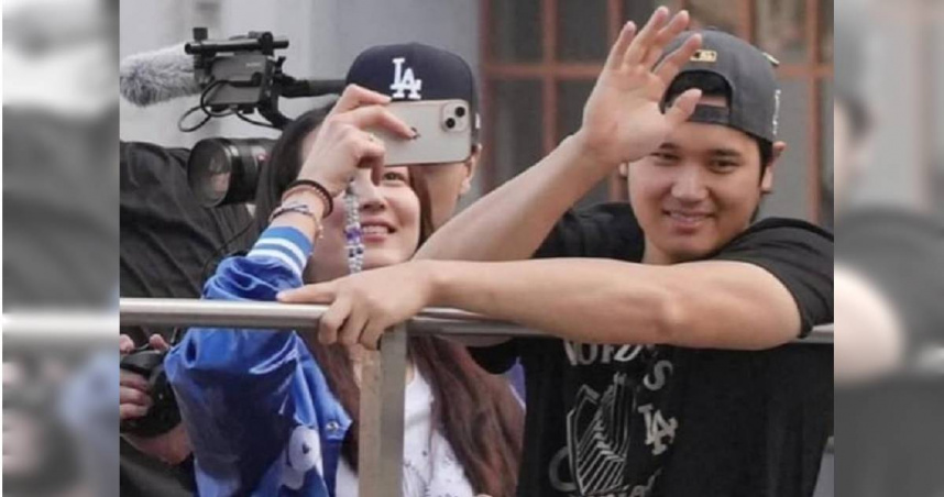 美國大聯盟球隊洛杉磯道奇衛冕世界大賽冠軍，大谷翔平帶著嬌妻真美子一起出席遊行，真美子拿4年前款式的iPhone拍大谷，引起討論。（圖／翻攝自臉書／Los Angeles Dodgers）