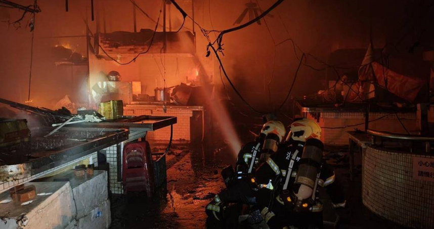 澎湖北辰市場凌晨突起火，9車21人急馳援撲滅火勢。（圖 ／翻攝畫面）