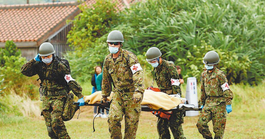 沖繩學者憂心日本捲入台海戰爭，圖為自衛隊在沖繩舉行疏散演習。（圖／路透）