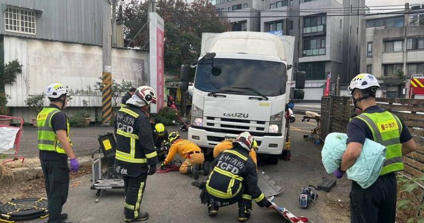 古姓女子載同事上班，卻遭右轉大貨車撞上，經急救後仍宣告不治。（圖／翻攝畫面）