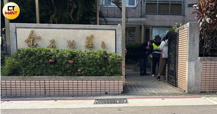 高院函請台北市地政局於10月14日前往金石山莊和隔壁金石別莊勘驗佔用土地，相關人員商討丈量作業。（圖／翁靖祐攝）