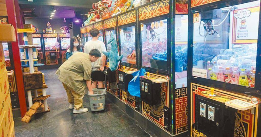 新北市針對夜市、大型商場與百貨公司夾娃娃機店放寬標準，需距離國中小100公尺以上改為50公尺，今（19）日將修正條文提市政會議討論後送議會審查。（圖／報系資料照）
