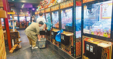 新北市針對夜市、大型商場與百貨公司夾娃娃機店放寬標準，需距離國中小100公尺以上改為50公尺，今（19）日將修正條文提市政會議討論後送議會審查。（圖／報系資料照）