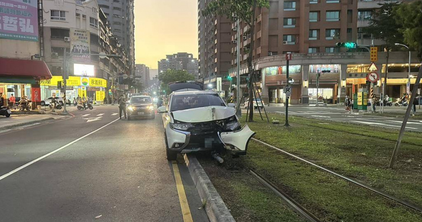 22歲王姓男子駕駛的休旅車，行經鼓山區大順一路與龍德路口時，突然偏離車道，撞上輕軌軌道旁石墩與號誌燈桿。（圖／高市警提供）