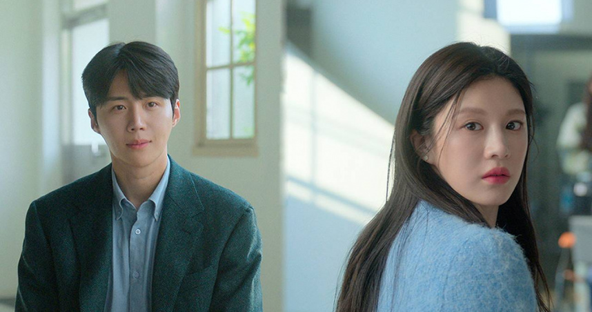 金宣虎飾演口譯員，與頂流明星高允貞上演羅曼史。（圖／Netflix提供）