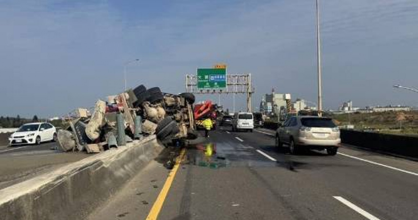 台61線水泥車恍神翻覆水泥灌滿雙向車道交通大亂警方急管制。（圖 ／翻攝畫面）
