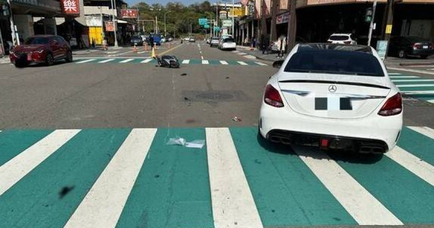 台中夫妻紅燈遭白色賓士追撞機車滑行10公尺。（翻攝畫面）