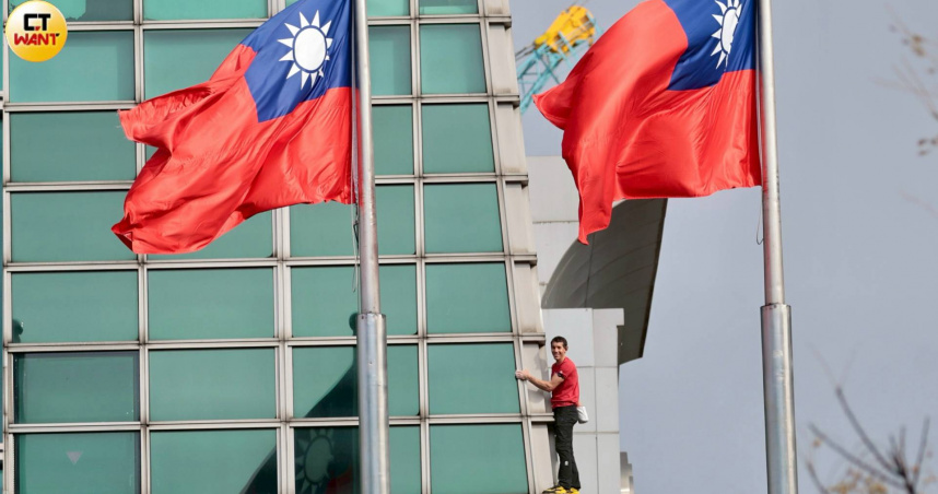 霍諾德挑戰徒手攀登台北101，成功登頂。（圖／黃耀徵攝）