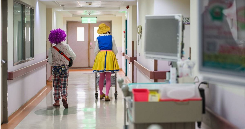 想成為紅鼻子醫生並非易事，還得先經過6到9個月的訓練才能正式上工。（圖／紅鼻子關懷小丑協會提供）