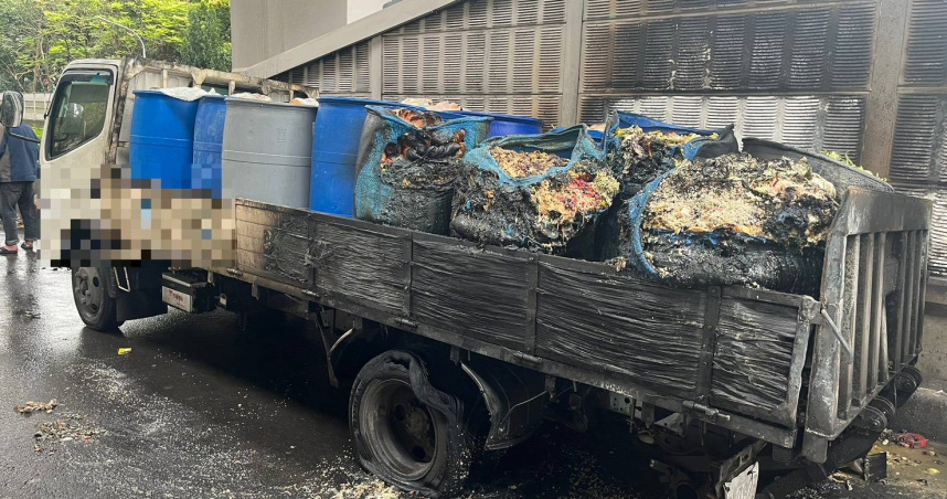 北市內湖區環東大道西往東下南京東路6段匝道平面9日下午2時許驚傳火燒車事故。（圖／翻攝畫面）