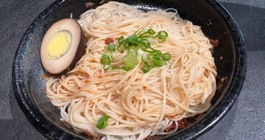 麵條一根一根，很像龍鬚，龍抬頭日吃麵條象徵扶龍鬚能長命百歲。（圖／楊登嵙提供）