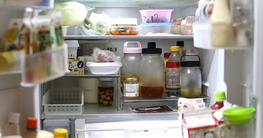 許多家庭習慣囤放食材，認為冷藏或略為過期仍可食用，卻忽略了潛在的健康威脅。（示意圖／photoAC）
