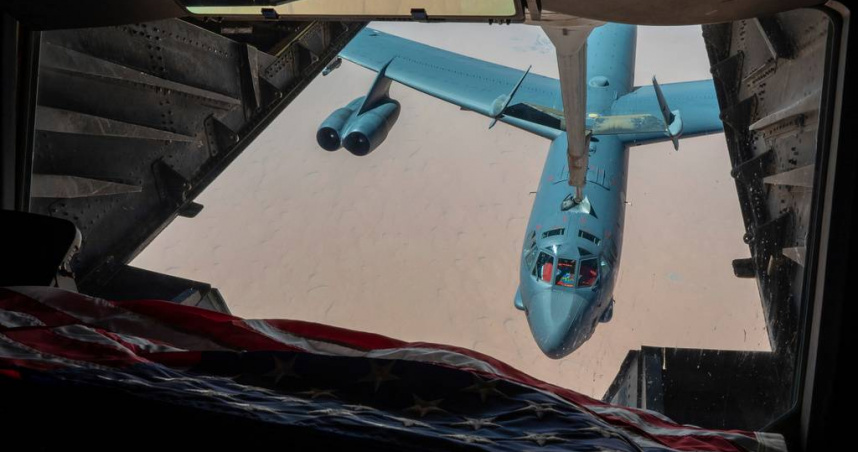 美軍B-52H轟炸機在英國上空發出7700緊急訊號後降落基地。（示意圖／達志／美聯社）