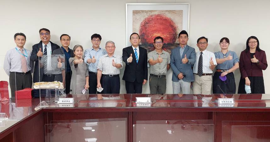 紀凱峰（右4）曾審理鍾文智案名聲大噪。（圖／周刊王資料照）