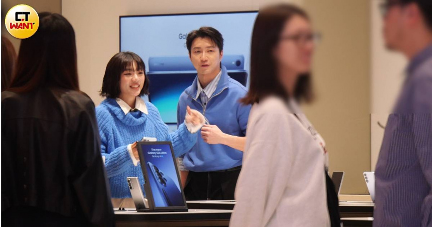 江宏傑日前被時報周刊CTWANT捕捉，和前經紀公司師妹木木一起在台北市信義區拍攝廣告。（圖／本刊攝影組）