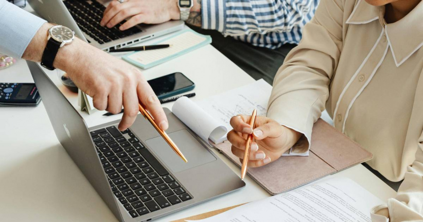 網友分享「在職場不違法但會被白眼的行為」，引起熱烈討論。（示意圖／Pexels）