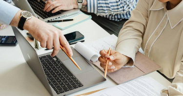 網友分享「在職場不違法但會被白眼的行為」，引起熱烈討論。（示意圖／Pexels）