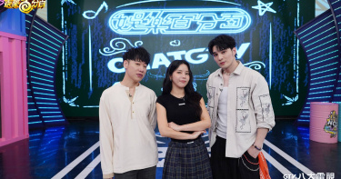 頌樂（中）接受小賴、黃偉晉訪問。（圖／八大提供）