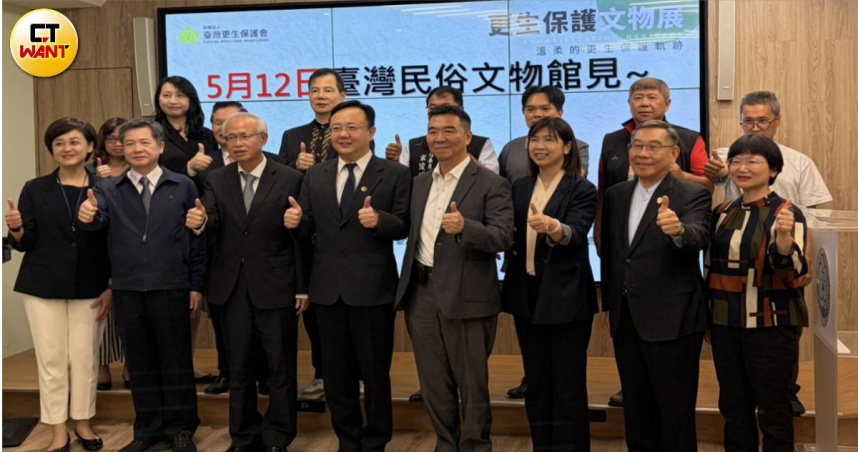 臺灣更生保護會今開記者會，為5月12日在臺中市臺灣民俗文物館舉辦的更生保護文物展暖身。（圖／項程鎮攝）。