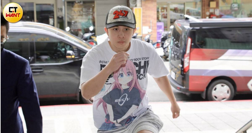 孫安佐因違法槍砲彈藥刀械管理條例遭起訴，30日開庭現身士院。（圖／林冠吟攝）