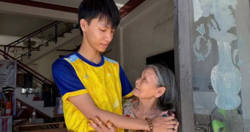 越南19歲大學生黎越紅英與年幼弟弟因父母觸電雙亡，一夕失去雙親，還得面對父母留下的龐大債務。（圖／翻攝自Tiền Phong）
