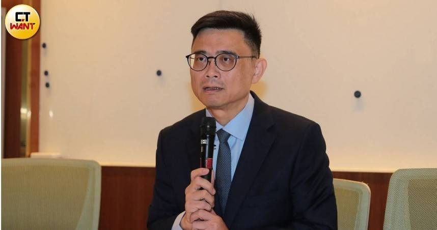 蔣萬安在台北市議會答詢時提及高雄前鎮漁港改建經費，引發賴瑞隆反擊；賴瑞隆強調「3000萬元變81億元」並非事實，並正式向蔣萬安下戰帖，要求澄清否則公開辯論。（圖／周志龍攝）