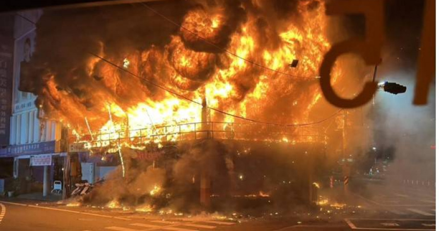台南機車行清晨陷火海！百輛機車全燒光　爆炸聲驚醒居民87人急灌救