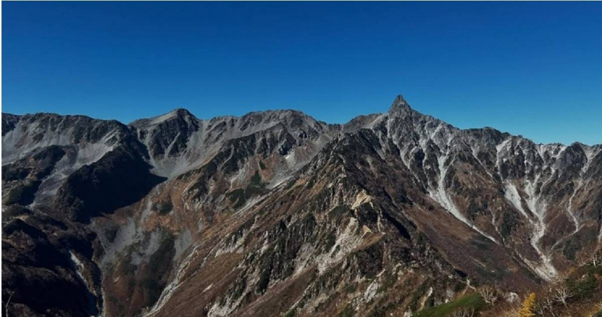 台灣一名52歲男醫師參加日本登山團，在北阿爾卑斯山（飛驒山脈）西岳健行，在山中小屋突然出現多種身體不適症狀，無法自行下山，由直升機緊急救援。（圖／翻攝自Instagram／huttenishidake_official）