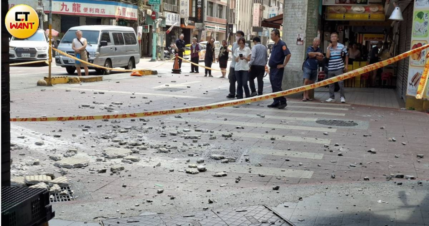 與死神擦身！寧夏夜市大樓「磁磚雨」狂瀉　警員險遭擊中直呼「命真大」