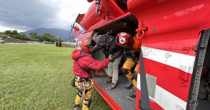 連假登山意外連發！黑鷹直升機救出受傷山友　另1人攀牡丹岩失聯待尋