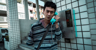劉冠廷在〈咱到遮就為止〉MV中，飾演不思上進、沉迷於賭博的男主角。（圖／大可文武有限公司提供）