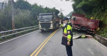 貨車深陷水溝西瓜掉滿地 台九丁線交管2小時
