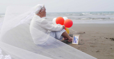 88歲嬤圓夢看海 帶著丈夫相片海攤拍婚紗