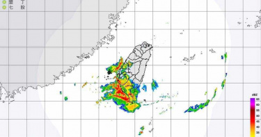 豪大雨伴隨雷電交加夜襲南台灣 各地傳淹水災情